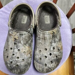 Men's size 10 camouflage insulated crocs